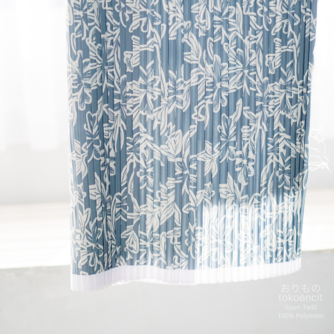 Spun Twill | Pleat Box Side Mono Daisy