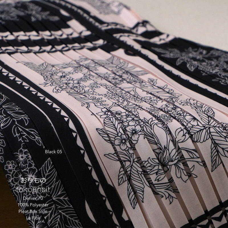 Denier Pleats | Pleat Box Side La Flor