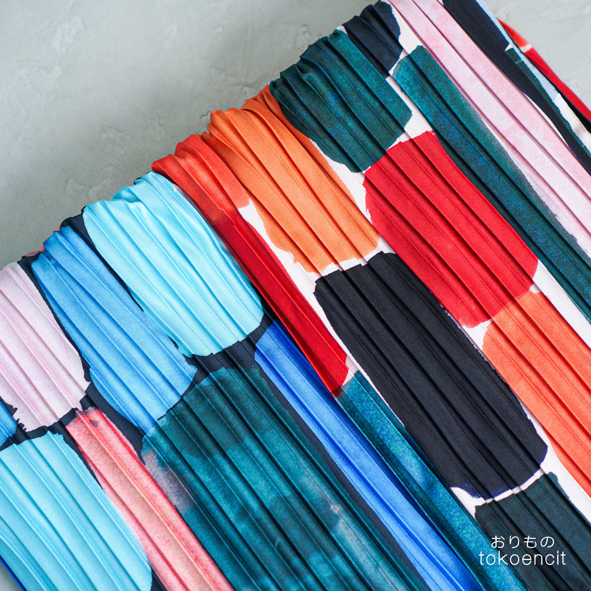 Denier 70 | Pleat Box Side Walkway
