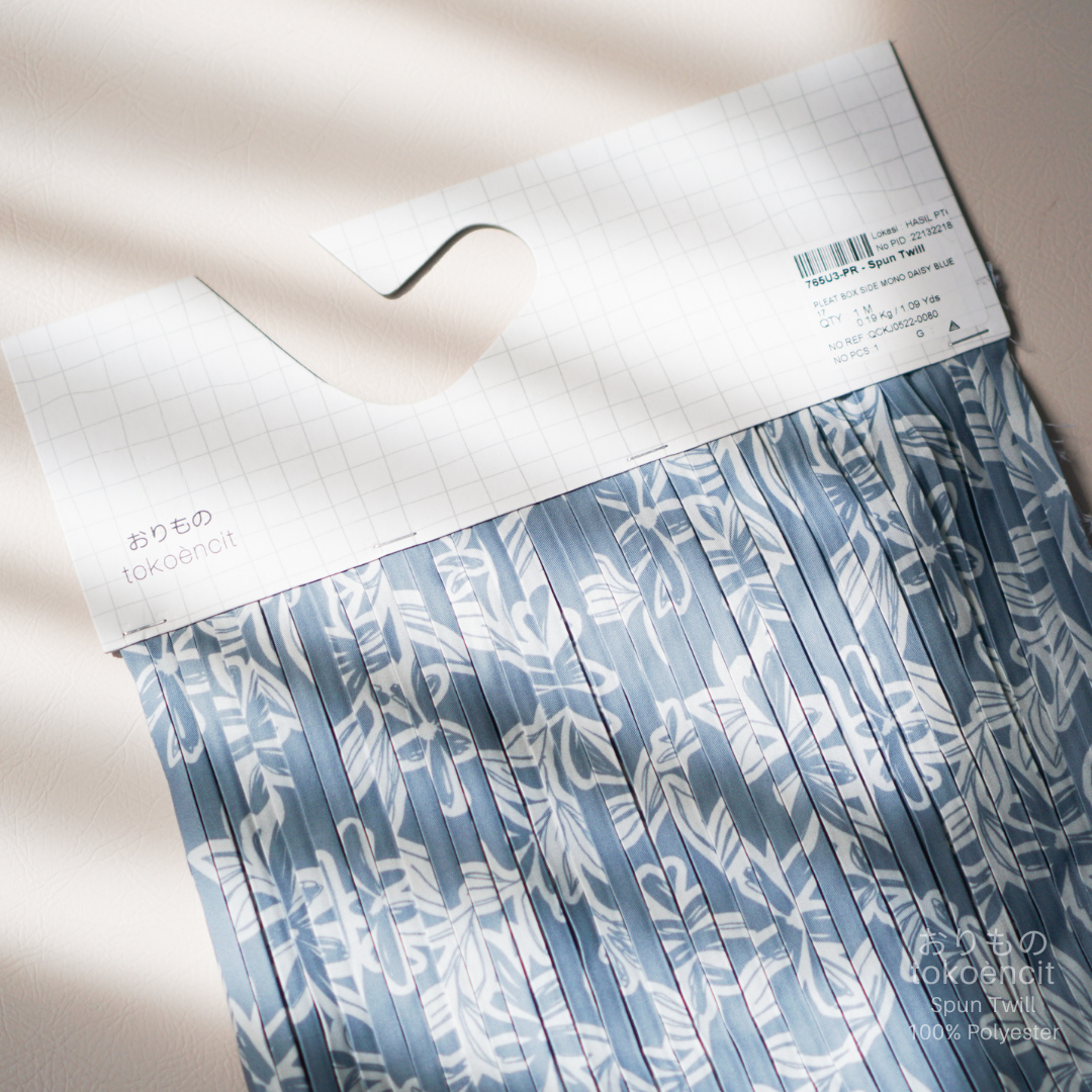 Spun Twill | Pleat Box Side Mono Daisy