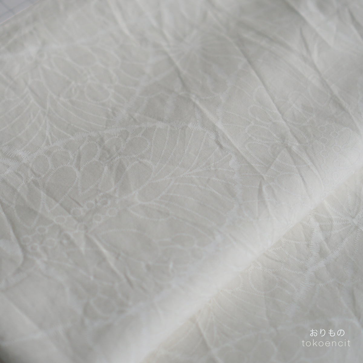 Lyco Lawn | Paisley Leaf